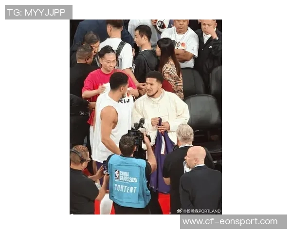 布克赛后与模仿者中国布克亲密合影赠送签名球衣展现友谊与支持